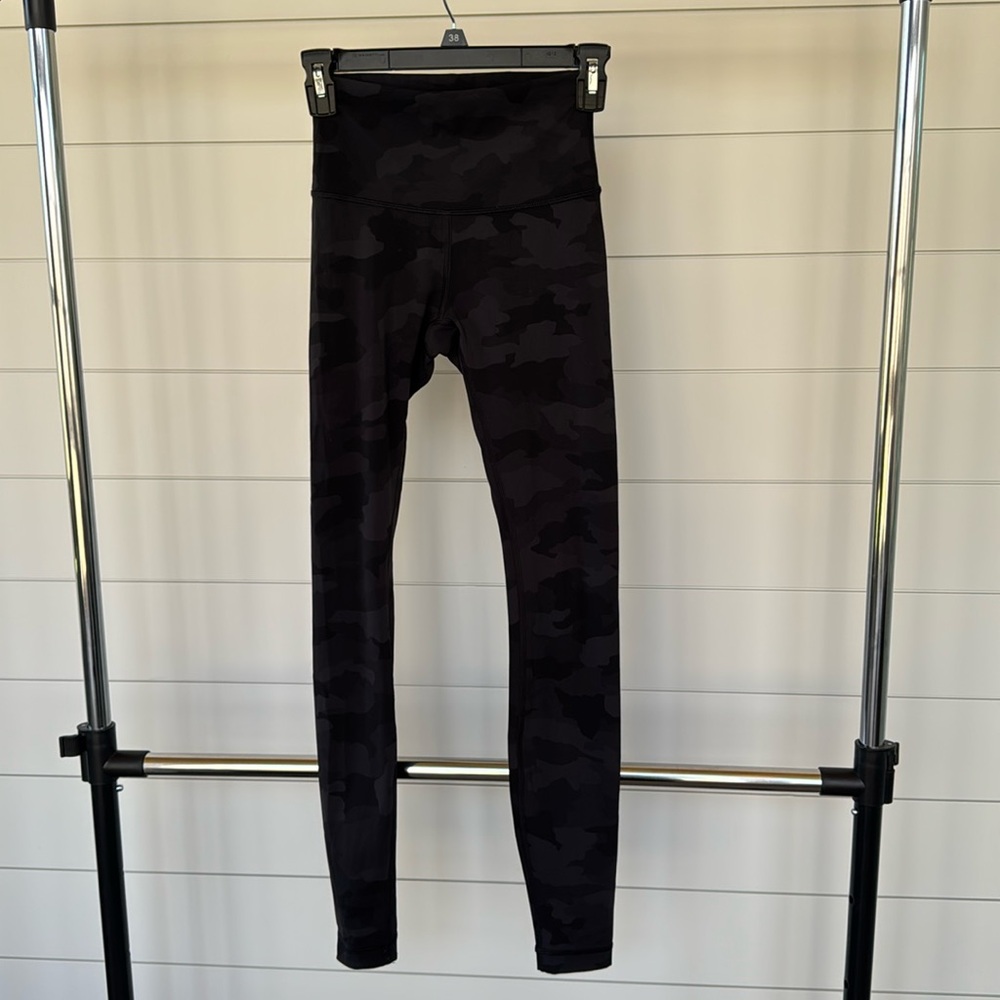Women’s Lululemon Black Camouflage Leggings Size 2 28”